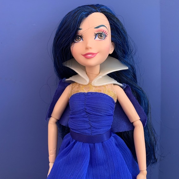 DISNEY DESCENDANTS EVIE ROYAL CORONATION DOLL - Picture 2 of 5
